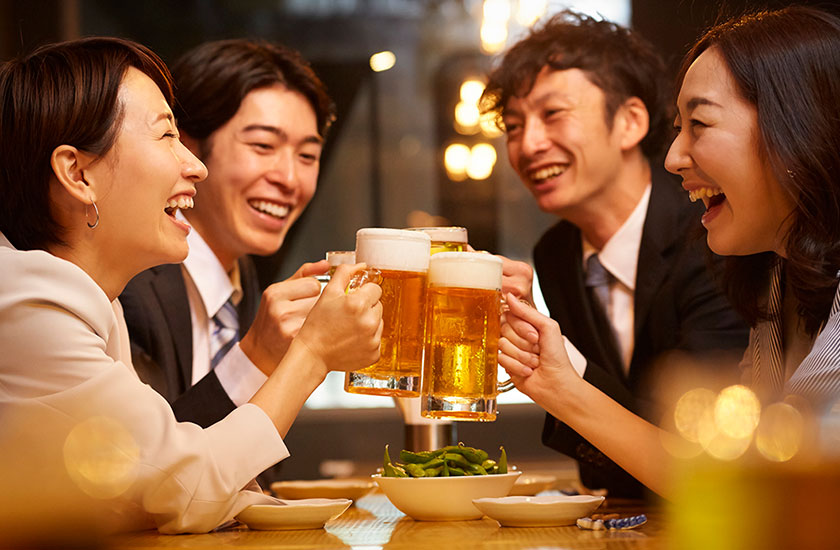 居酒屋でお酒を楽しむ男女