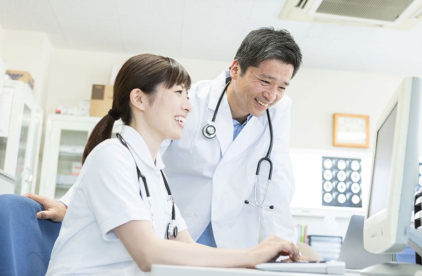 看護師と話す医者