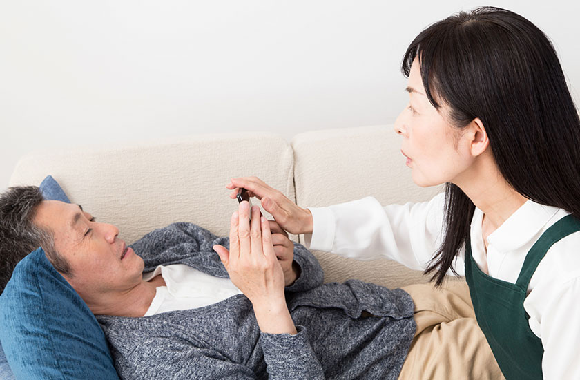 夫の浮気を疑う妻