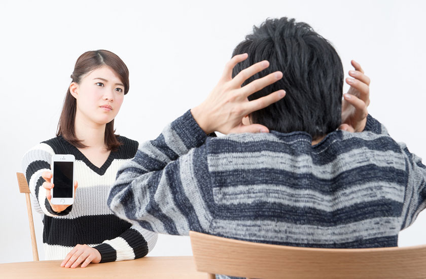 浮気の証拠を突きつけられ動揺する夫