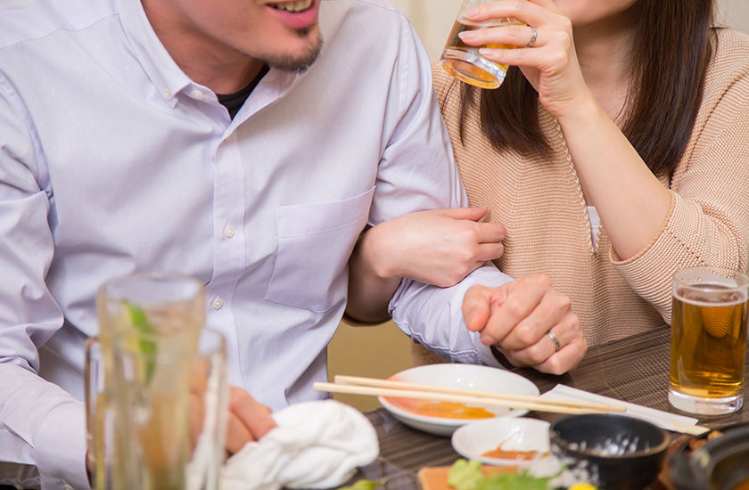 居酒屋でお酒を飲む男女