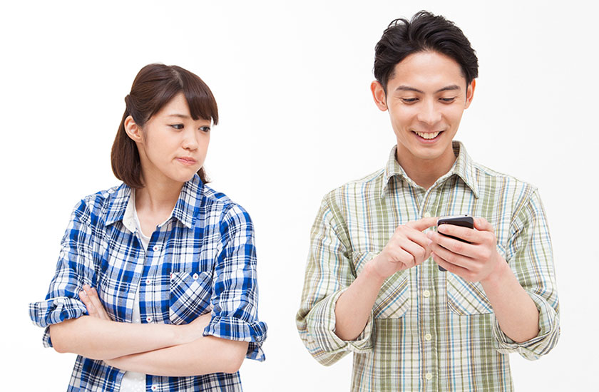 パートナーの行動を観察する女性