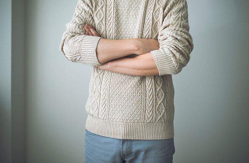 腕組みする既婚男性