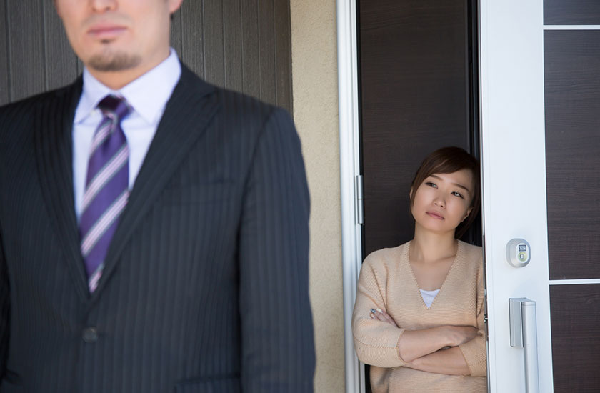 夫の行動を観察する妻