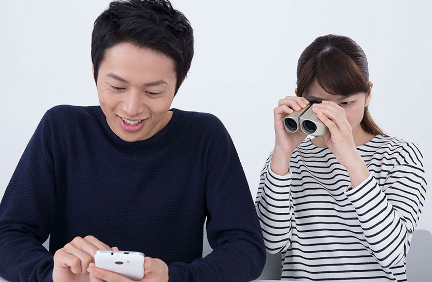 夫を監視する妻