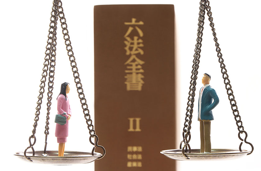 六法全書と夫婦の人形