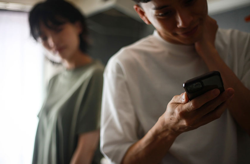 スマホを手放さない既婚男性