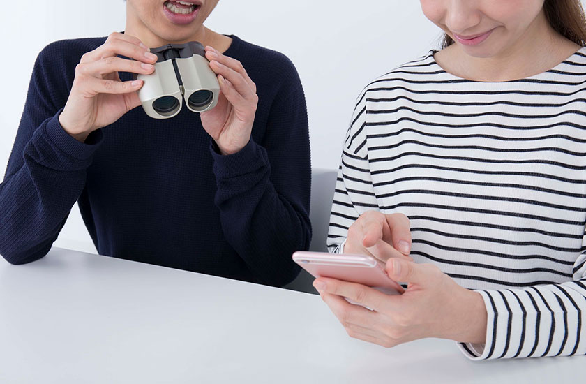 妻の行動をチェックする夫