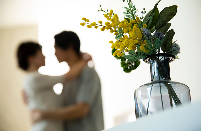 配偶者以外の異性と抱き合う既婚者