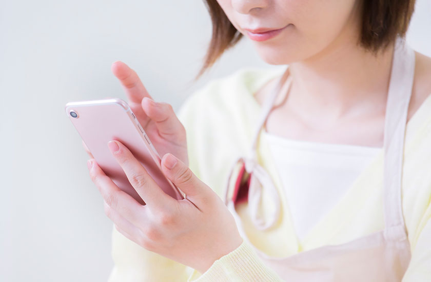 GPSを使って浮気調査を行う女性