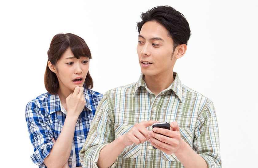 夫の浮気を疑う既婚女性