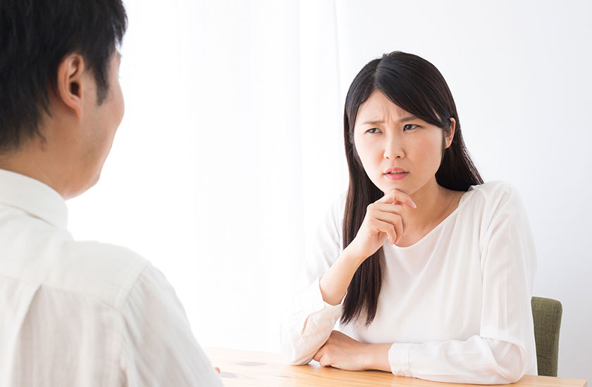 夫の浮気を疑う妻