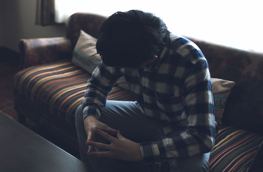 家庭に居場所がなく孤独を感じる既婚男性