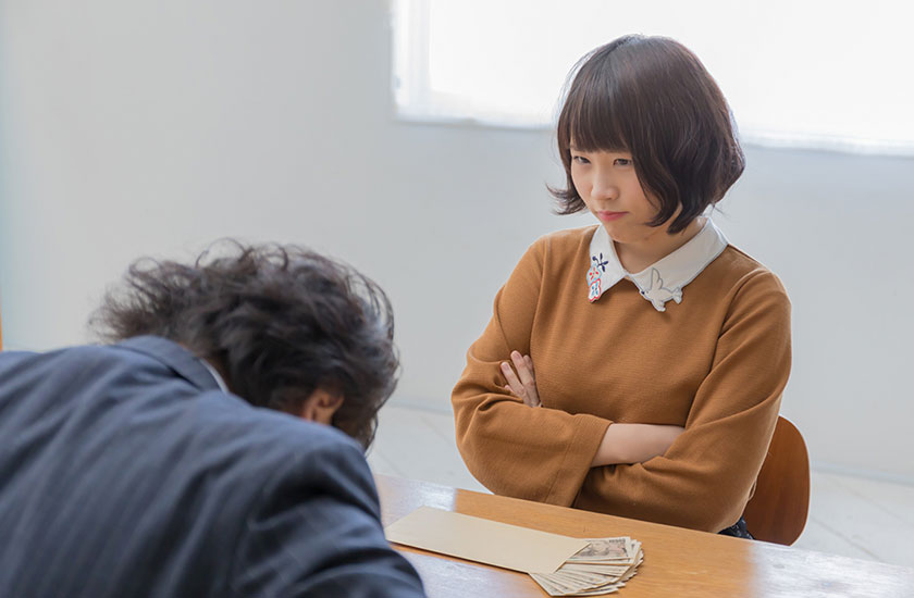 慰謝料を受け取る女性