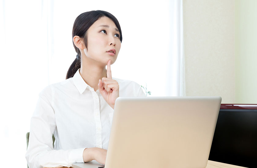 探偵事務所と興信所の違いについて考える女性