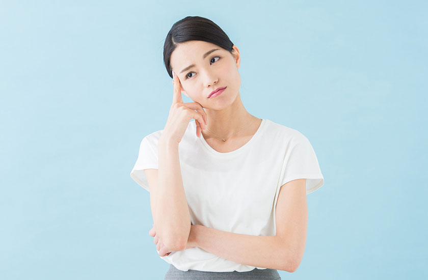 内容証明について考える女性