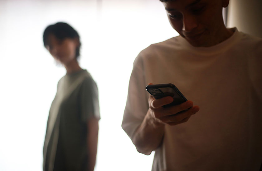 スマホを常に持ち歩くようになった夫