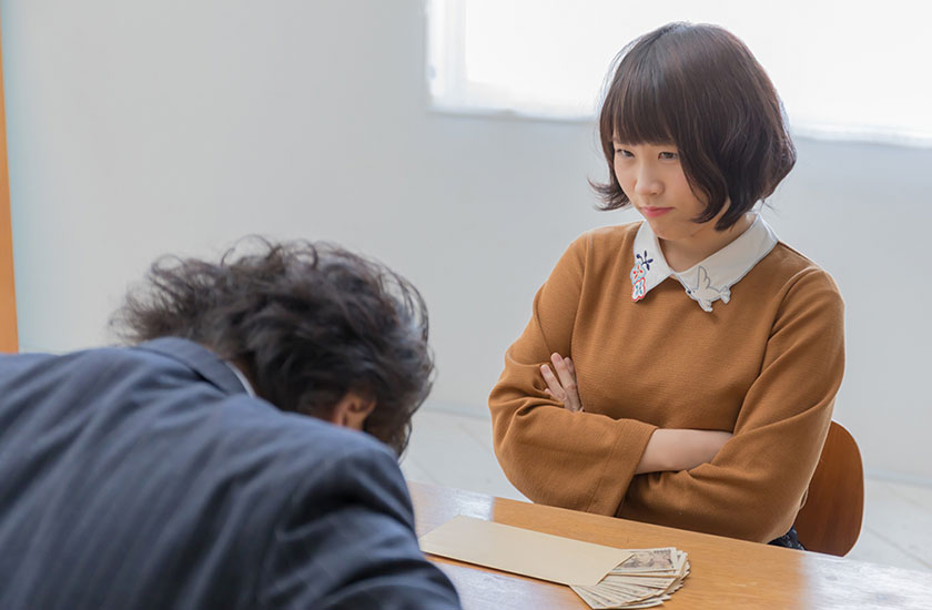 夫に慰謝料を請求する妻