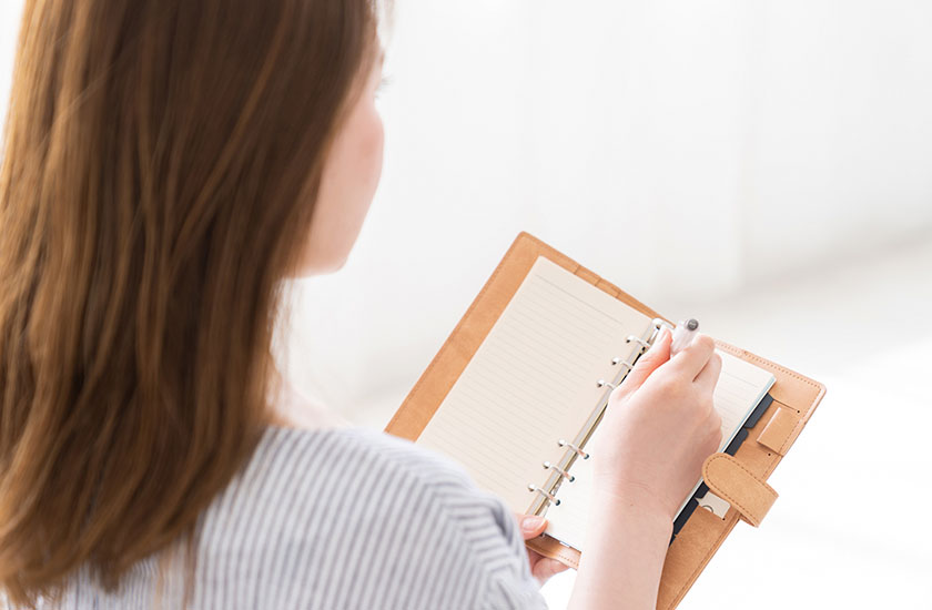 目撃した内容をメモする女性