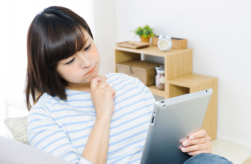 探偵事務所と興信所の違いについて調べる女性