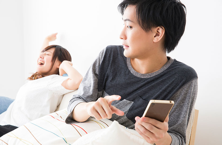妻に隠れてスマホを確認する夫