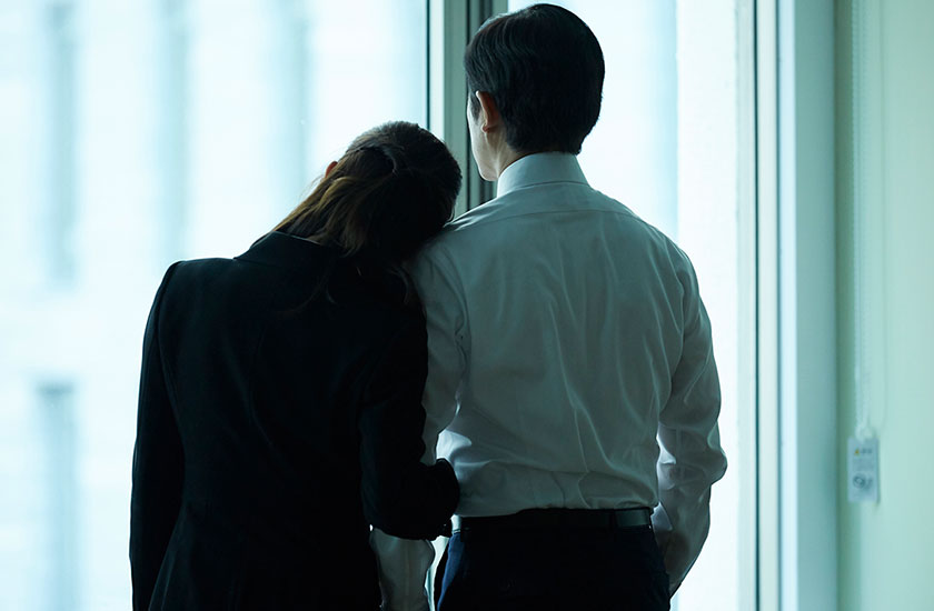 社内不倫をする男女