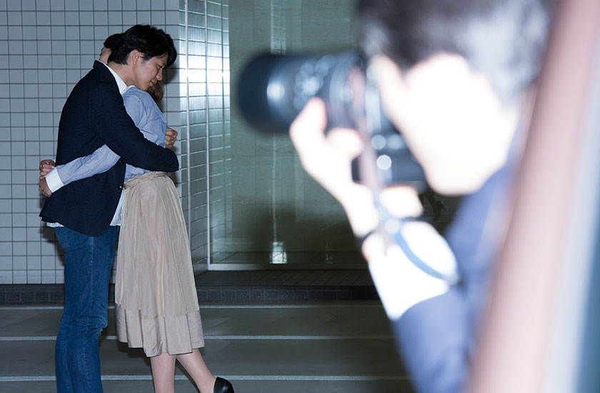 浮気の現場を撮る探偵