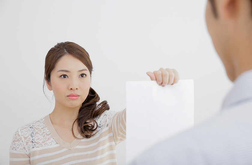 不倫の誓約書をつきつける既婚女性