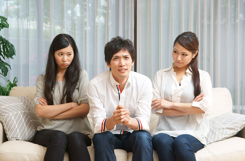 不倫相手に囲まれる男性