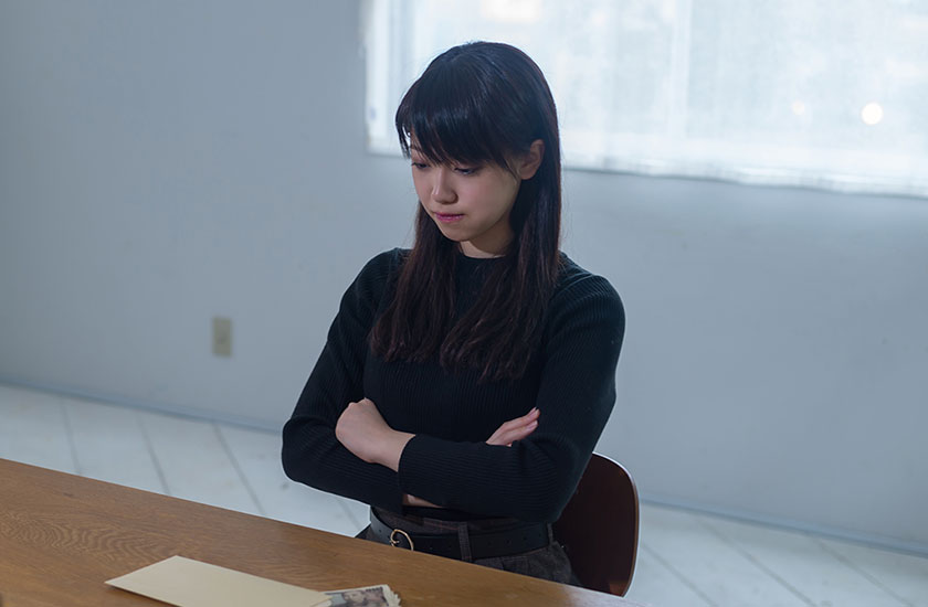 慰謝料を受け取る女性