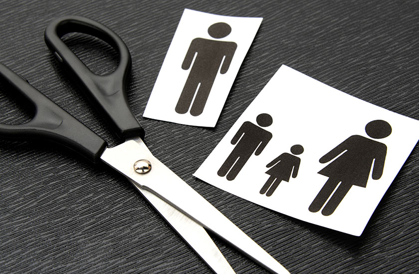 ハサミと切り離された家族のイラスト