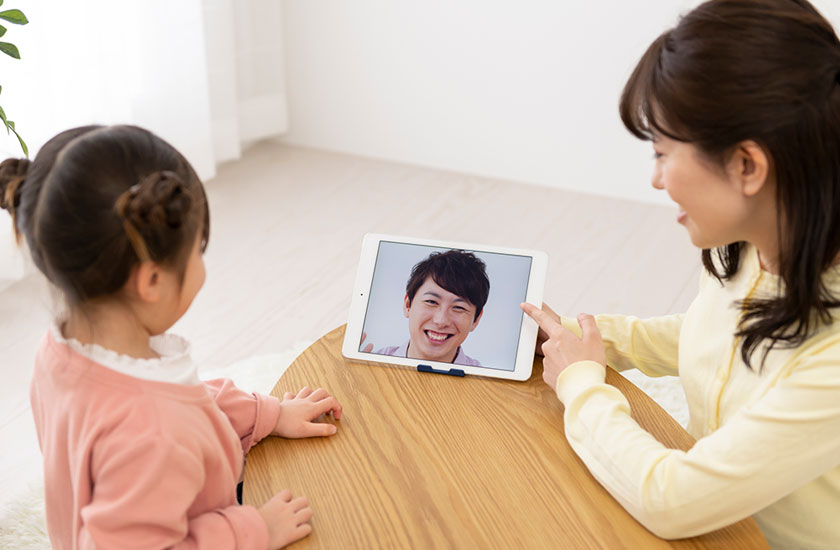 単身赴任の夫とビデオチャットする妻と娘