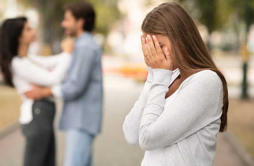 夫の不倫を悲しむ妻