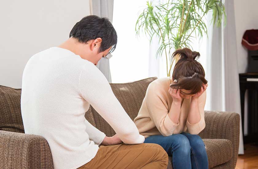 パートナーの浮気を知り泣き崩れる女性