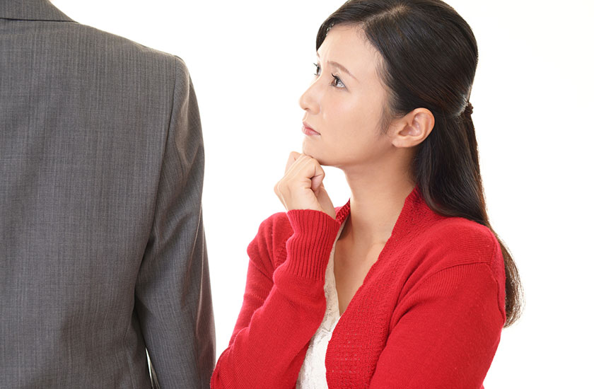 夫の浮気を疑う妻