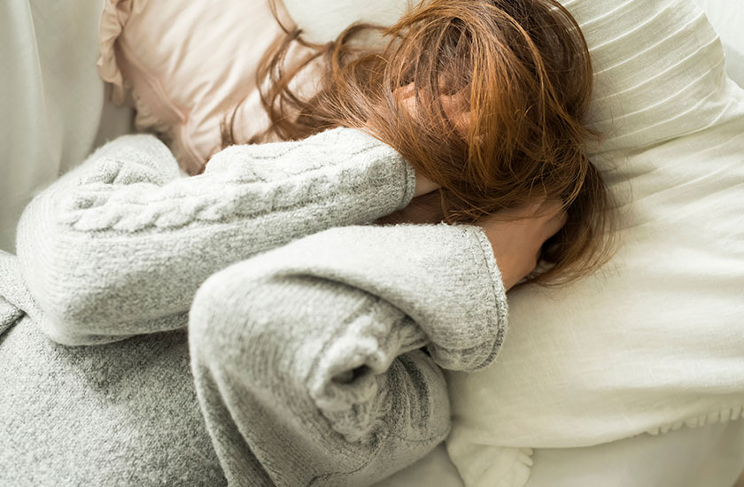 パートナーに浮気され悲しむ女性