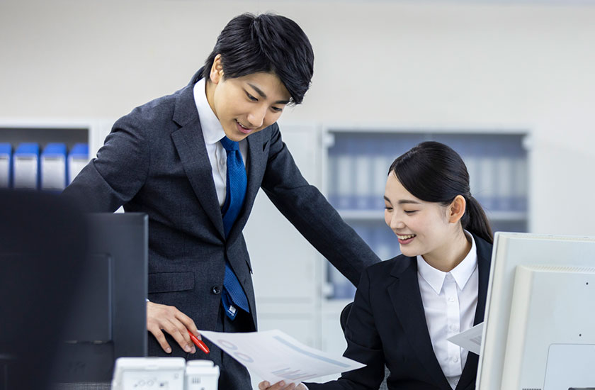 職場の同僚から仕事の相談を受ける既婚男性