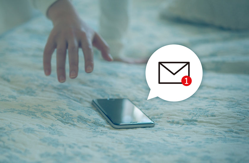 メール着信の通知が届いたスマホ