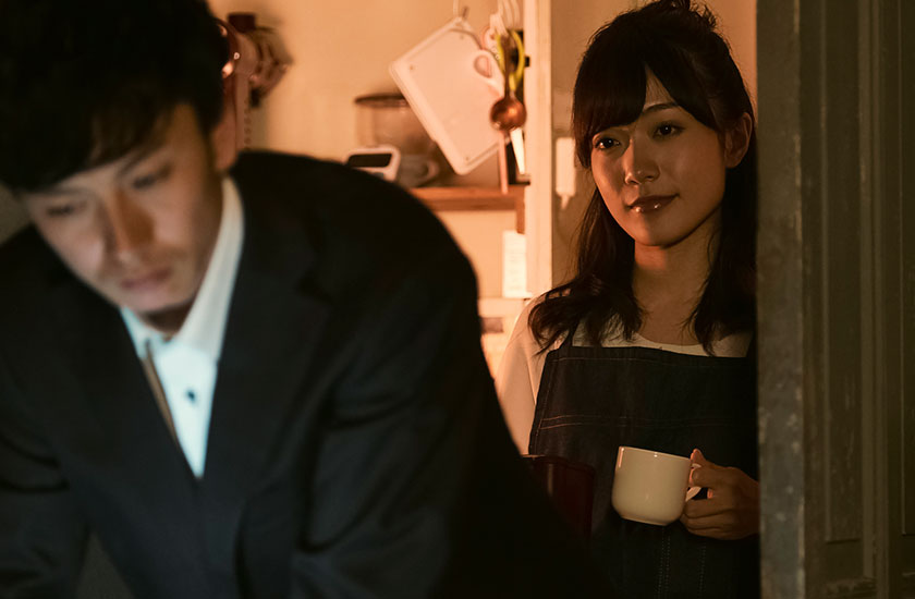 夫の浮気を疑う妻