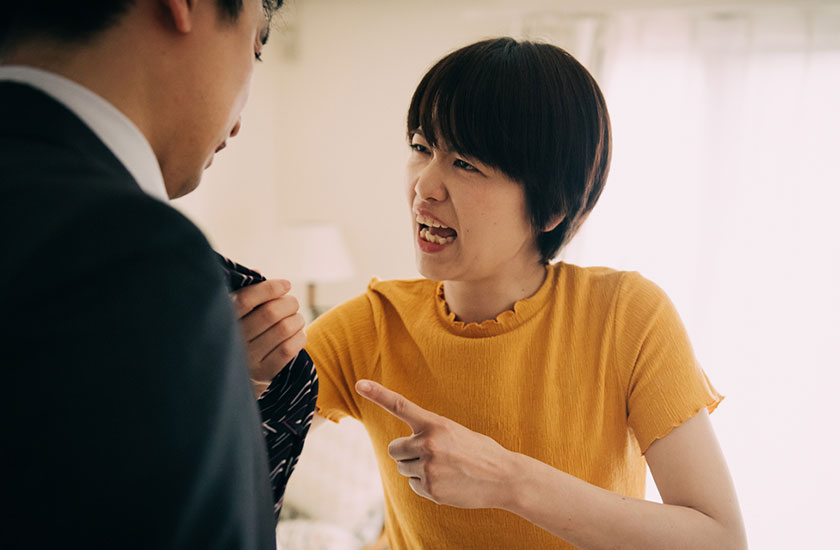浮気した夫を責め立てる既婚女性