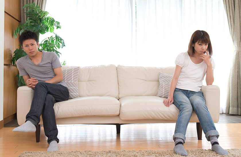 浮気が発覚し妻と距離をとる夫