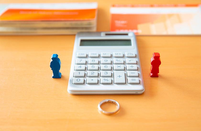 通帳と電卓と結婚指輪