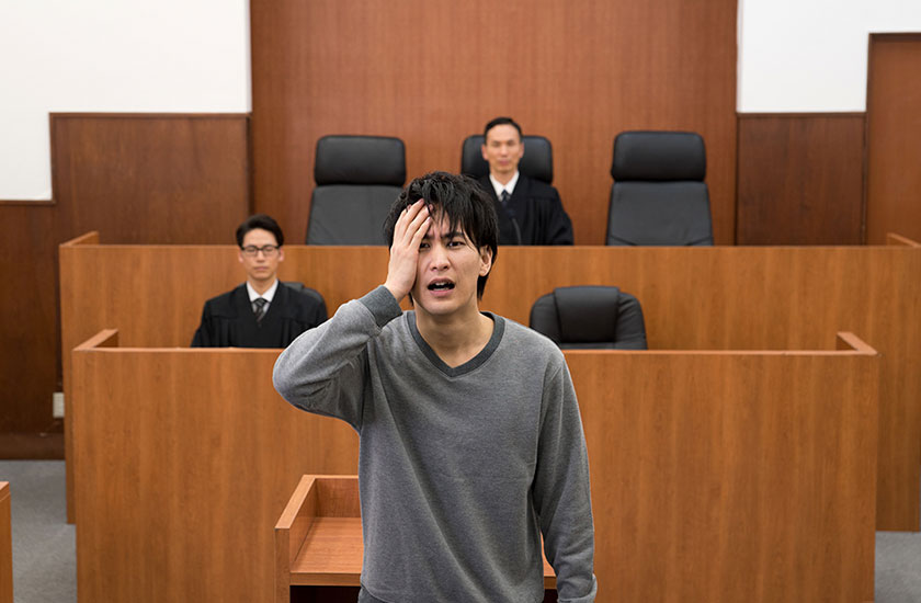 法廷で不倫を後悔する既婚男性