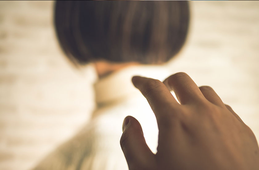 女性に声をかけようとする男性