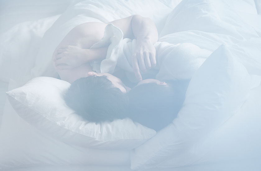 ベットで抱き合う男女