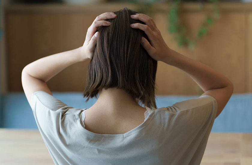 夫の浮気を確信し動揺する既婚女性