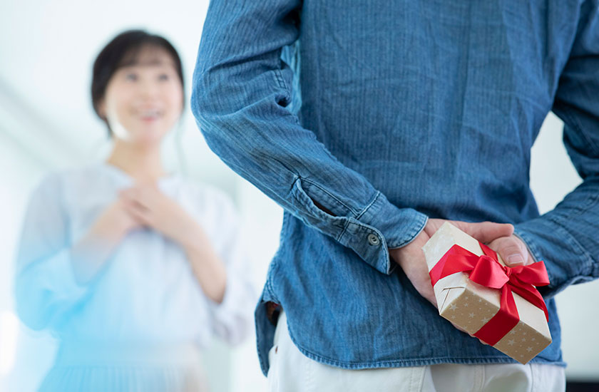 パートナーにサプライズプレゼントをする浮気中の男性