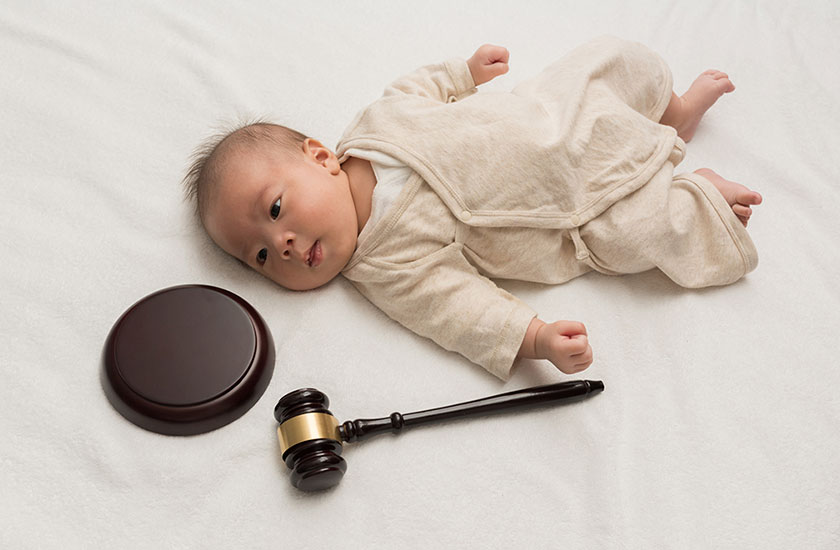 認知を受ける前の赤ちゃんとガベル