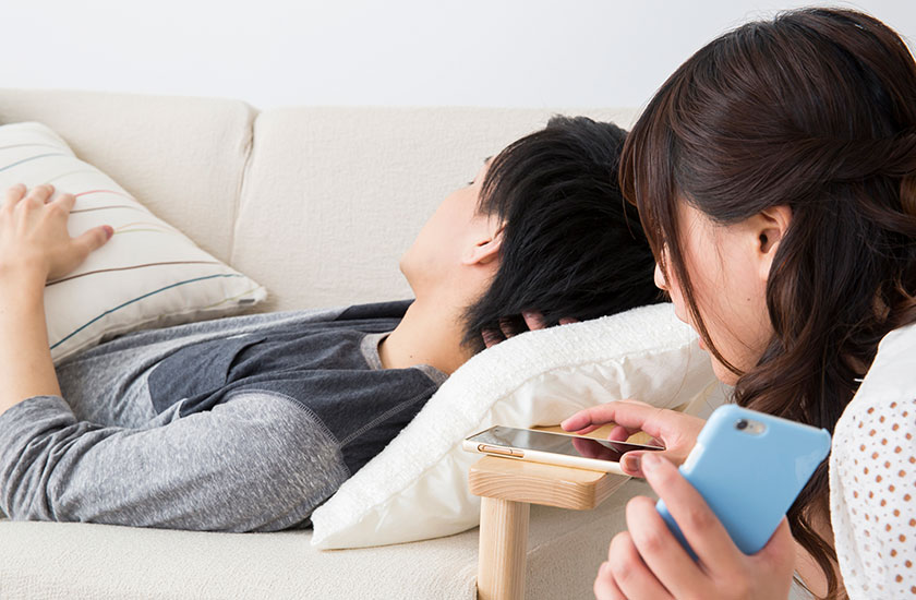 スマホ画面全体を写そうとする女性