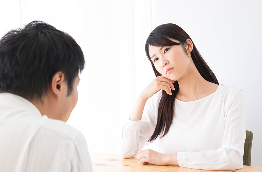 夫の浮気を疑う妻